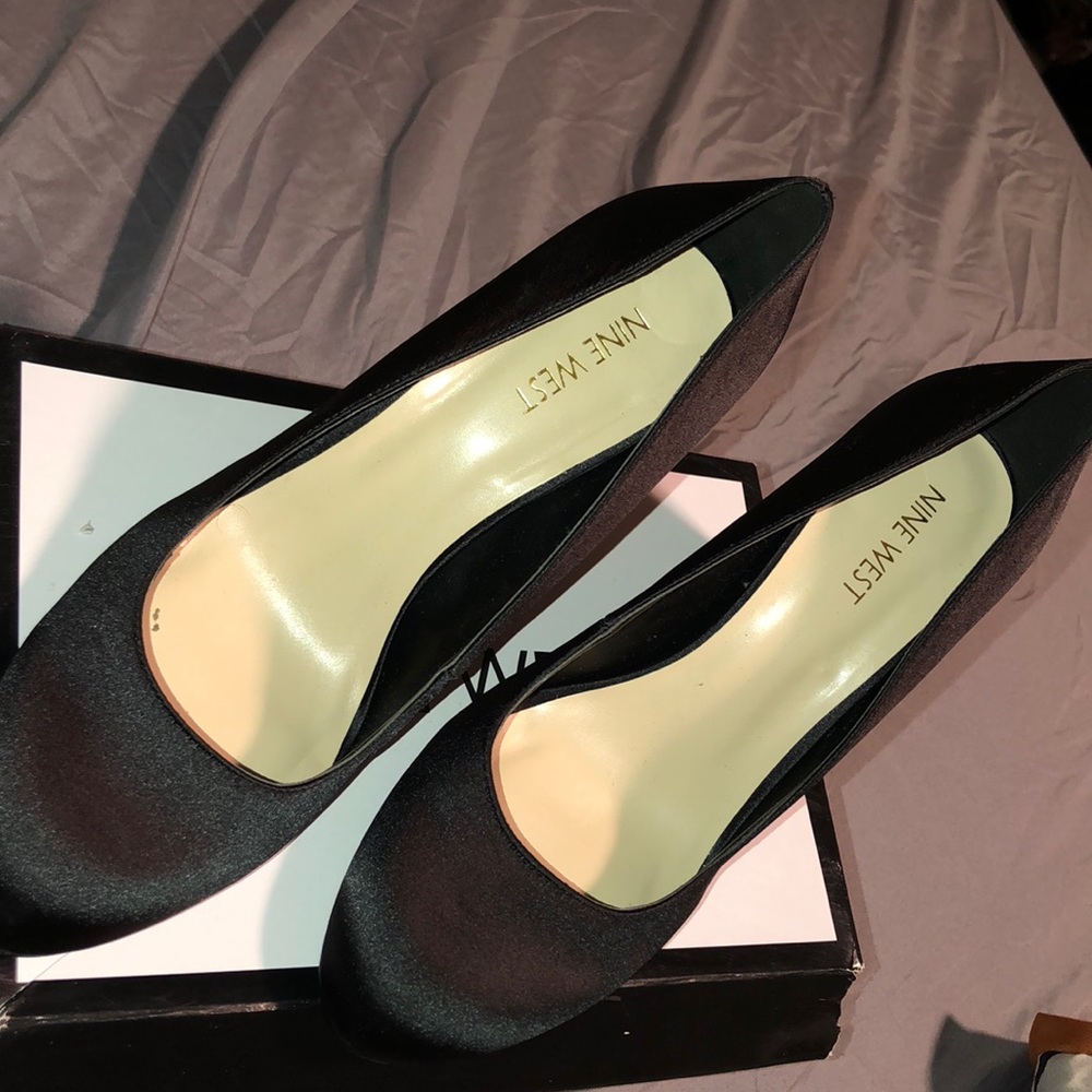 Black Pumps